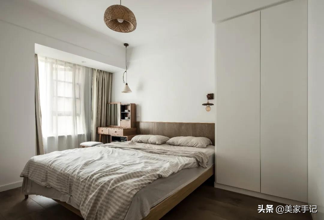 她家不豪华，可还是进门就把我迷住，白墙、原木、少造型，太美了