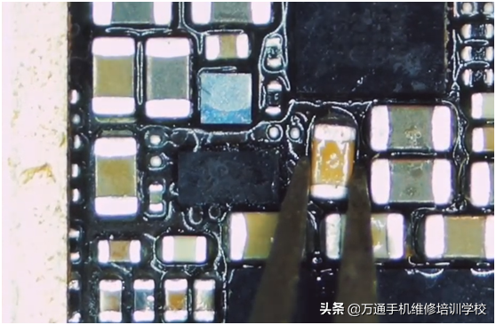 iPhone7手机突然无服务了，师傅换一个成本几毛钱的小元件搞定