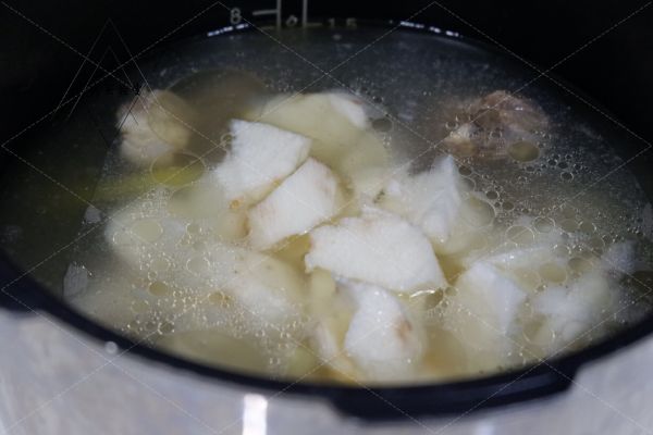 要想羊肉不腥不膻，除了焯水，加这3种食材一起炖，汤更鲜美