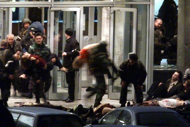 2002年，俄军决定强攻剧院解救人质，结果用力过猛误杀128名人质