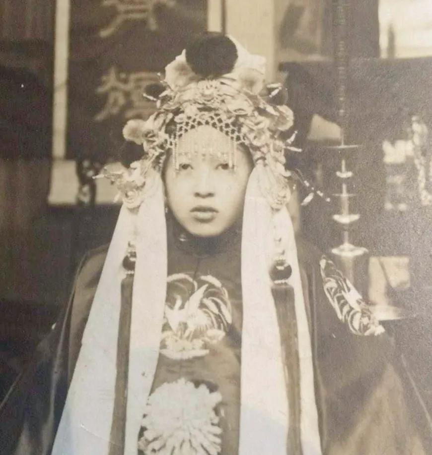 此张照片自2002年现世后,一直在网上流传,只要一搜索"冥婚","阴婚"