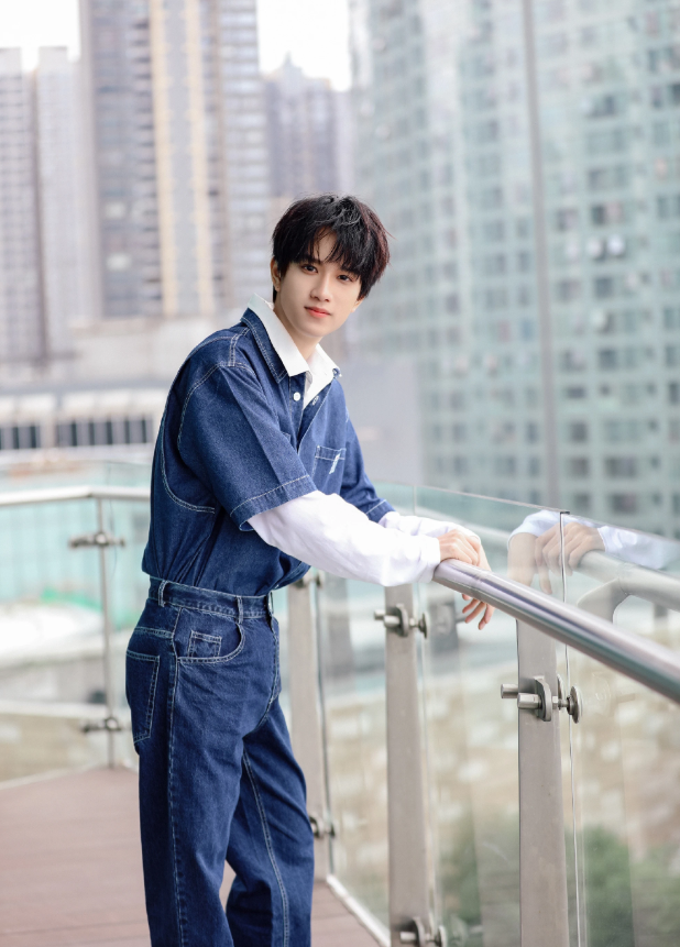 敖子逸浪漫氛围感写真，黑白色系演绎极简风，蜂腰长腿身材卓绝