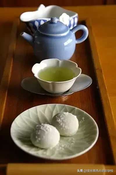 三月，捧茶听花落，食糕享春光~