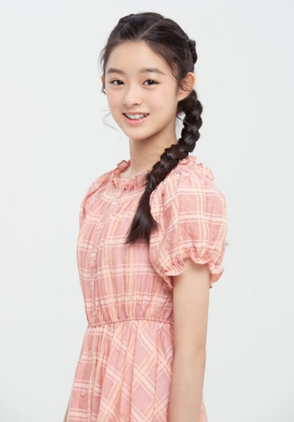 与热巴合作两次，从童年到幼女，黄杨钿甜将会成为下一个张子枫