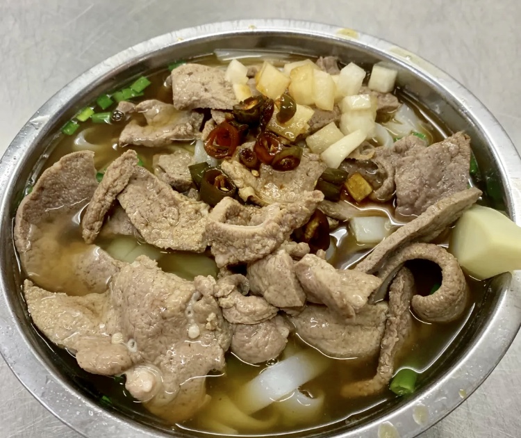 中山八路这家不起眼的粉面店，羊杂粉和牛三星征服嘴刁荔湾街坊
