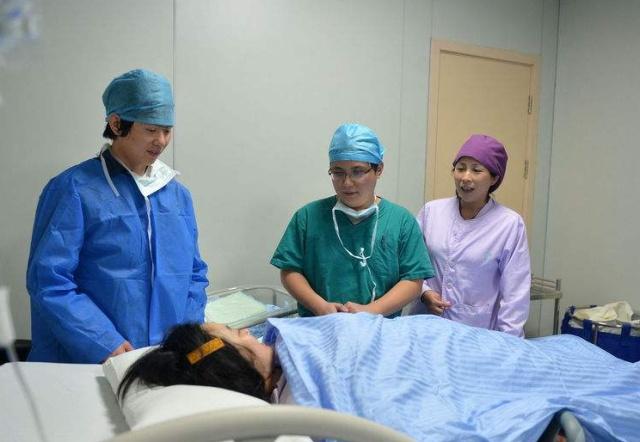 临盆孕妈被司机赶下车，分娩前出现这3点征兆，提醒孕妈早做准备