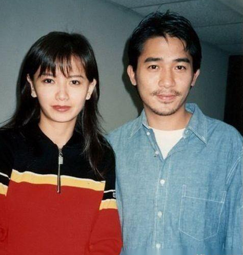 她是梁朝伟前女友，被闺蜜刘嘉玲夺爱，嫁豪门被气走，今54岁仍单身