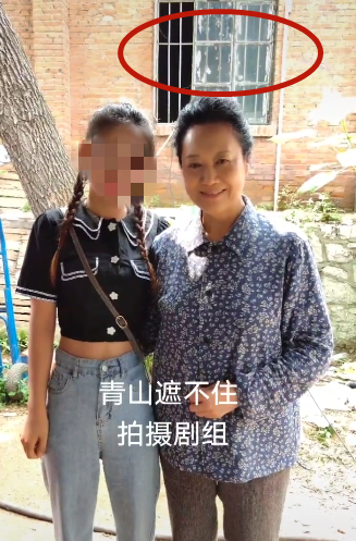 王丽云在10元理发店做头发？墙纸发黄窗户破碎，自降身价跑商演
