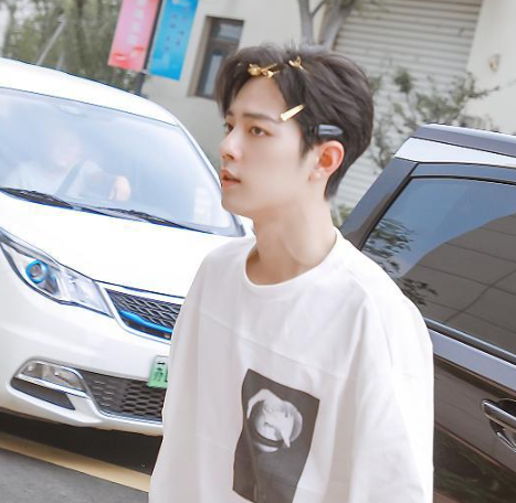 优秀了关晓彤！随便一个发夹8千，欧阳娜娜戴9.9包邮，差距明显