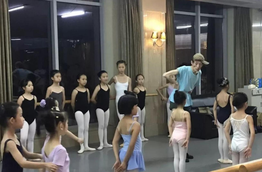 46岁“巨婴”郭冷：除了跳舞，连衣服都不会洗，年入百万无人敢嫁