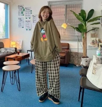 张雨绮春晚首秀土上3.9亿热搜哈哈哈！大胸妹穿衣真没救了吗…