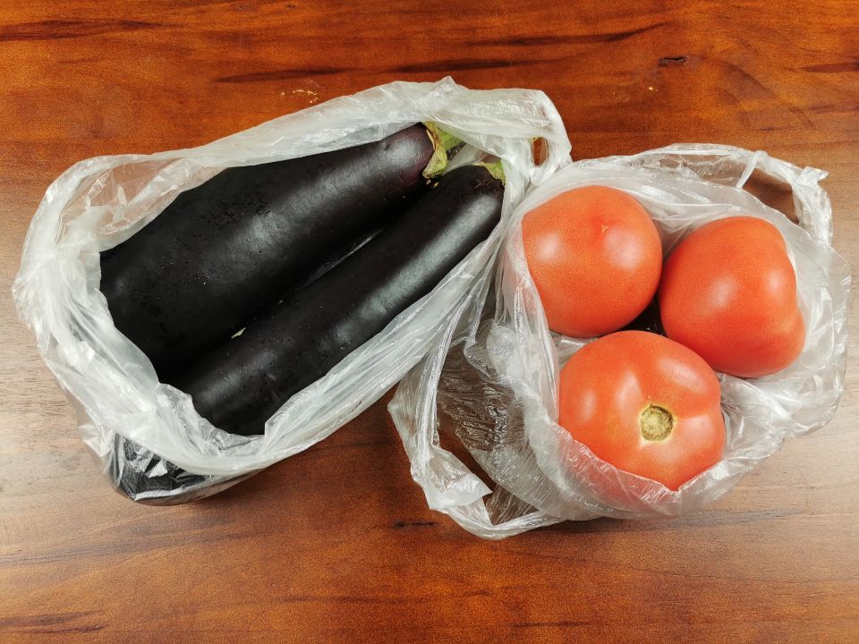 买菜回到家，别带着塑料袋放进冰箱
