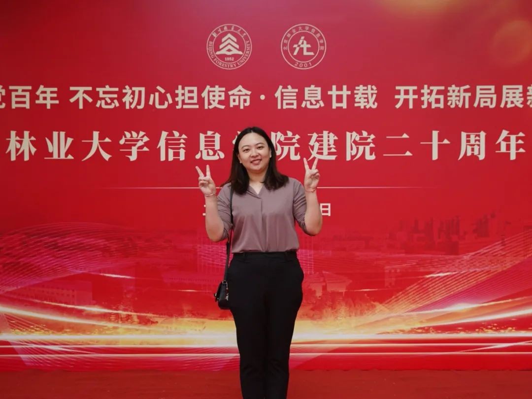 惊艳！北京“双一流”名校2021级新生辅导员集体亮相，网友：眼前一亮！