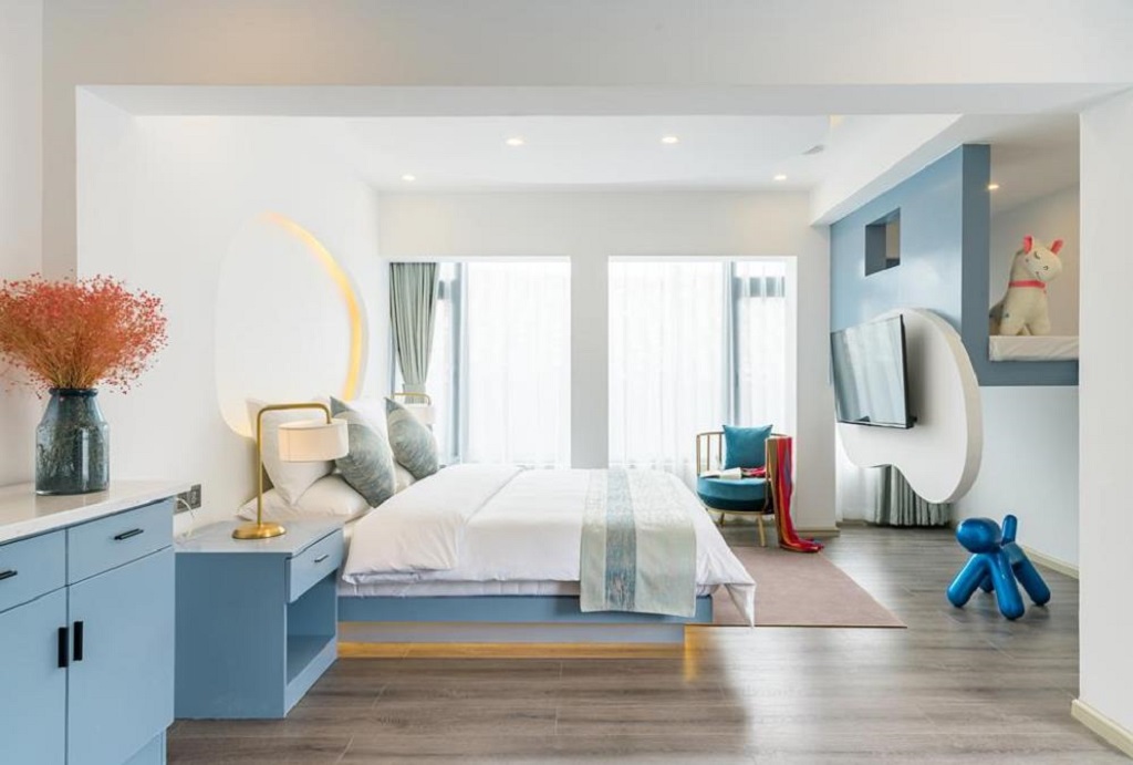 大学生宿舍变化差异大，从逼仄十二人间到家庭套房，学校目的显然