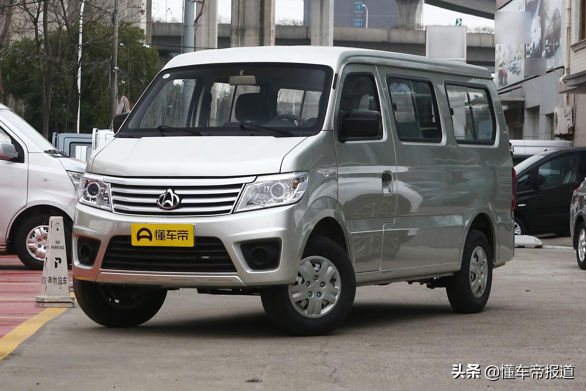 新车 </p><p>　　 神车来了！新款五菱宏光S售5.465万元起，标配遥控钥匙