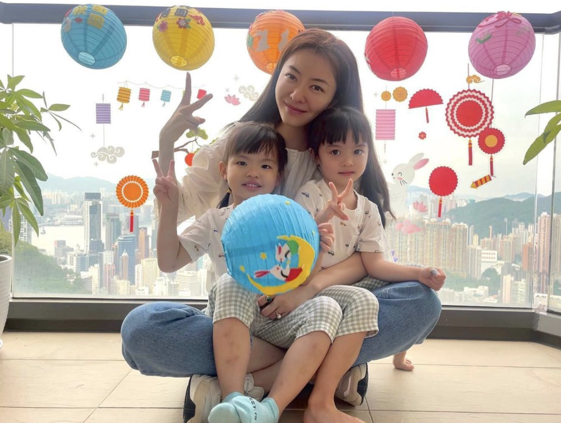 熊黛林晒女儿视频，母女聊天无障碍，姐姐口齿清晰漂亮似洋娃娃