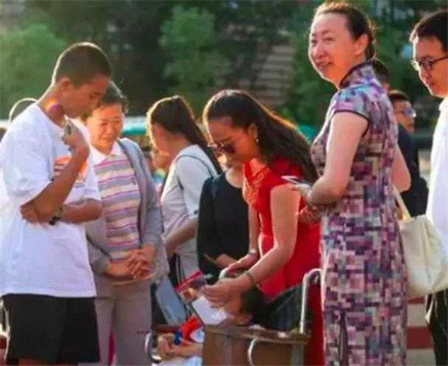 被诊断活不过4岁的女孩宛若“中国霍金”，高考607分考入名校