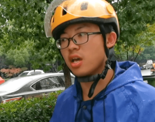 84岁大爷高考估分630，成绩公布后惨遭打脸，网友却一脸感动