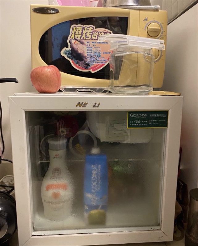 买不起房的香港夫妻，住在9㎡的小屋里，他们却说：住出了幸福感