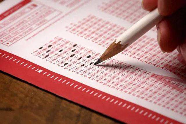 考生高考中途突然暴走，撕毁他人答题卡！这种心态，确实“失衡”