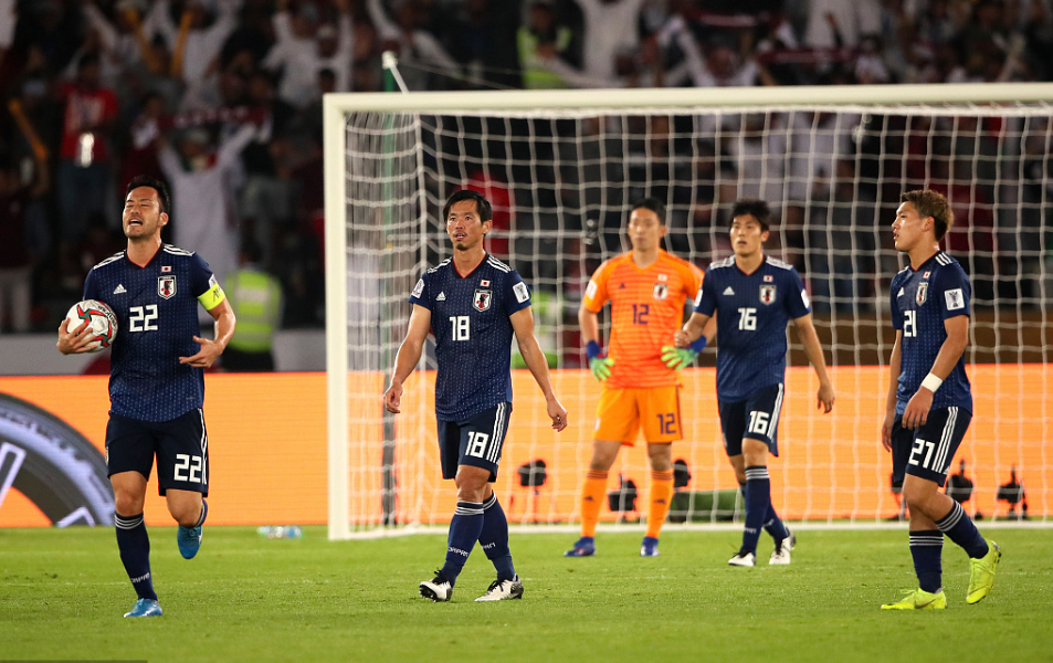 日本俄罗斯世界杯打扫为什么(素质感人！日本队亚洲杯丢冠后打扫更衣室，并留下三种语言“谢谢”)