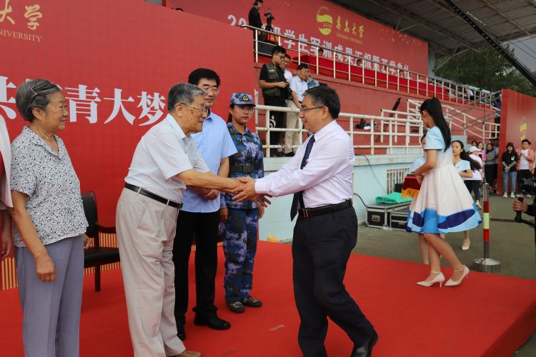 长大后我就成了你！青岛大学举行2020级开学典礼，祖孙三代接续青大情缘