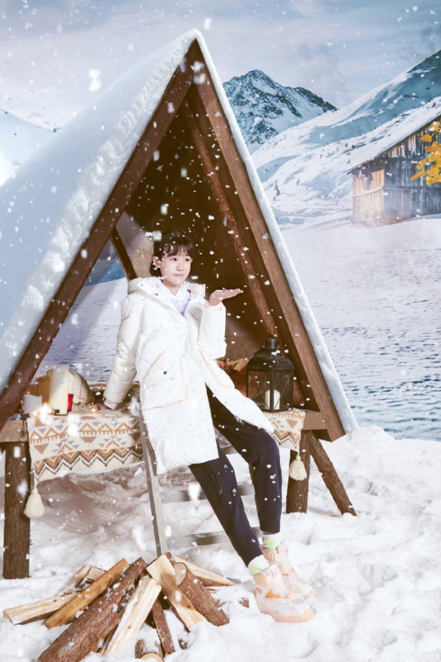 ​陆毅携妻女拍冬日大片，与鲍蕾牵手相依，结婚15年依旧喊她宝宝