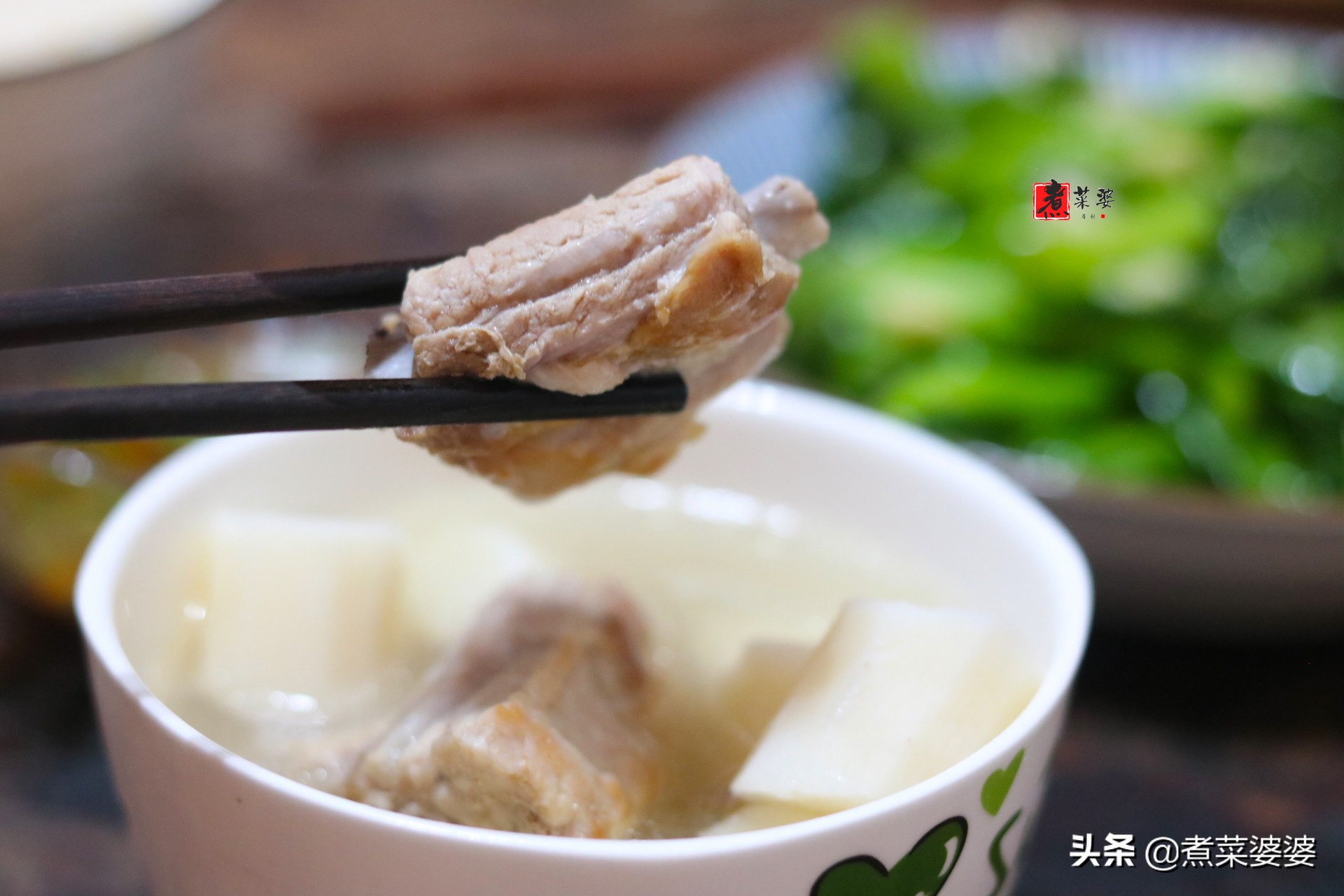 炖排骨时，谨记“二放三不放”，排骨香味十足，鲜嫩还没有腥味