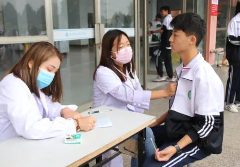 大三学生实习期体检，医生要求“脱衣服”做胸透，家长怒而报警