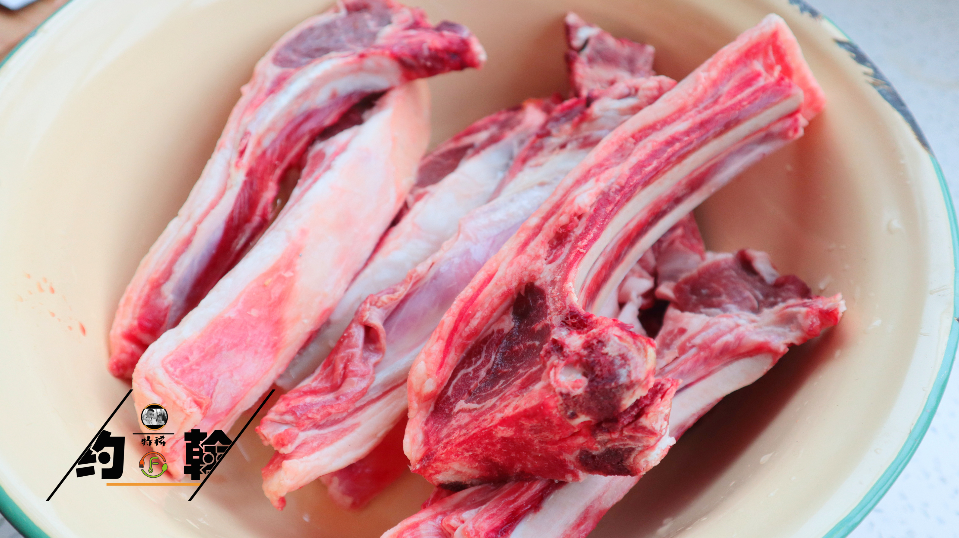 过年做的“烤羊排”，外焦里嫩、色泽诱人，一口下去满嘴留香