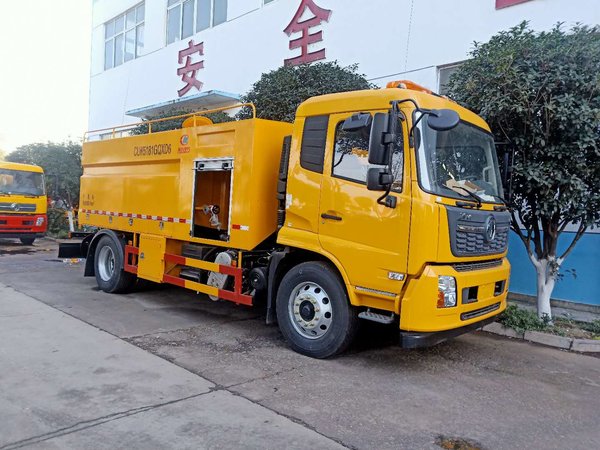 东风天锦：高效疏通管道，助力畅快通行
