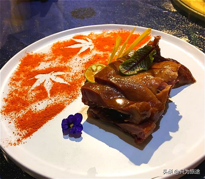 引入了有关花道的艺术工艺,每一道菜都有着各自的寓意,造型精致,并且