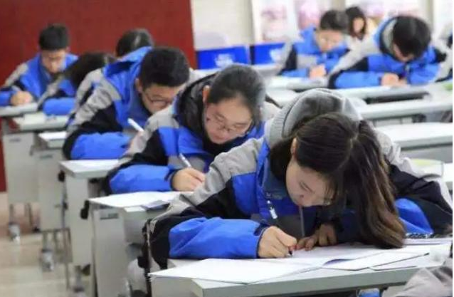 新高考模式对3种学生“很不利”，高二再改很难，高一学生要避免