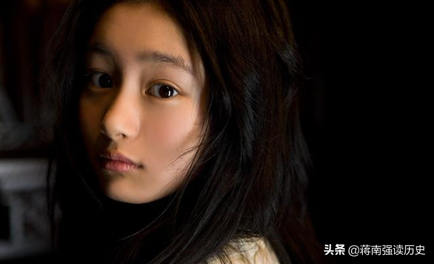 日本电影《当女人沉睡时》什么意思,男人在干什么?