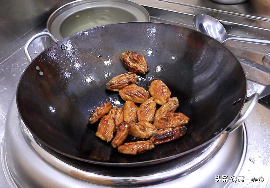 家常可乐鸡翅（学会这个可乐鸡翅的做法香甜不腻天天想吃）