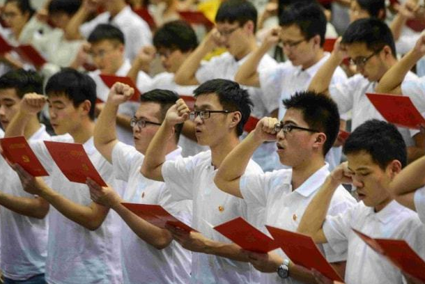 大学生入党的决定权在谁手中？关键在于两个人，和成绩没有关系