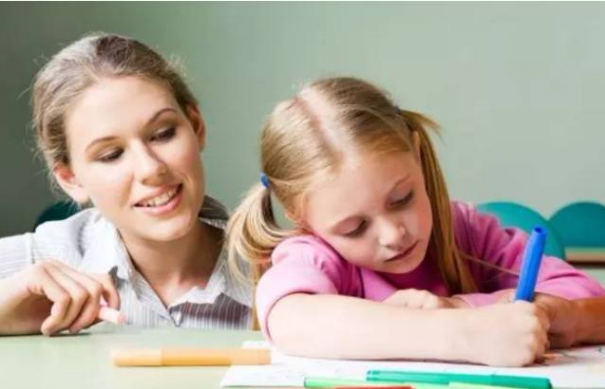 女大学生凌晨宿舍内生子，一个9斤重男孩，舍友：不是第一胎了