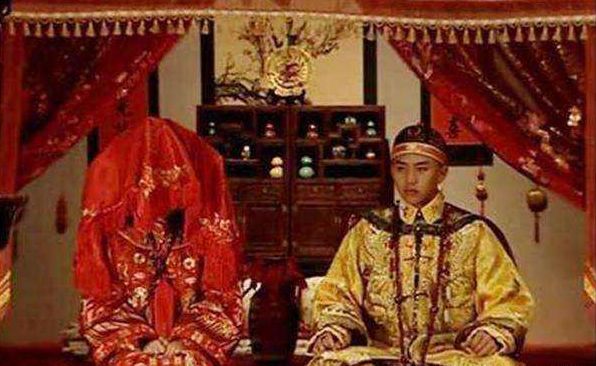 溥儀為何沒生育能力？都是被宮女所害，婉容知道后非常心痛