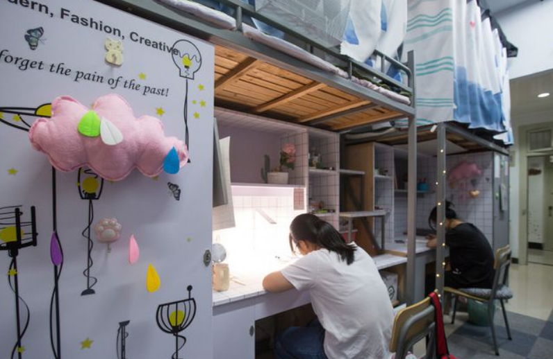 某大学推出“夫妻宿舍”，让学生夫妇同住，单身狗流下羡慕的泪水