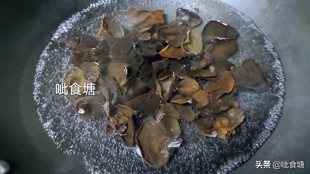 饭店的黄瓜片都是菱形的，大厨是怎么切的？只需2步你也能学会