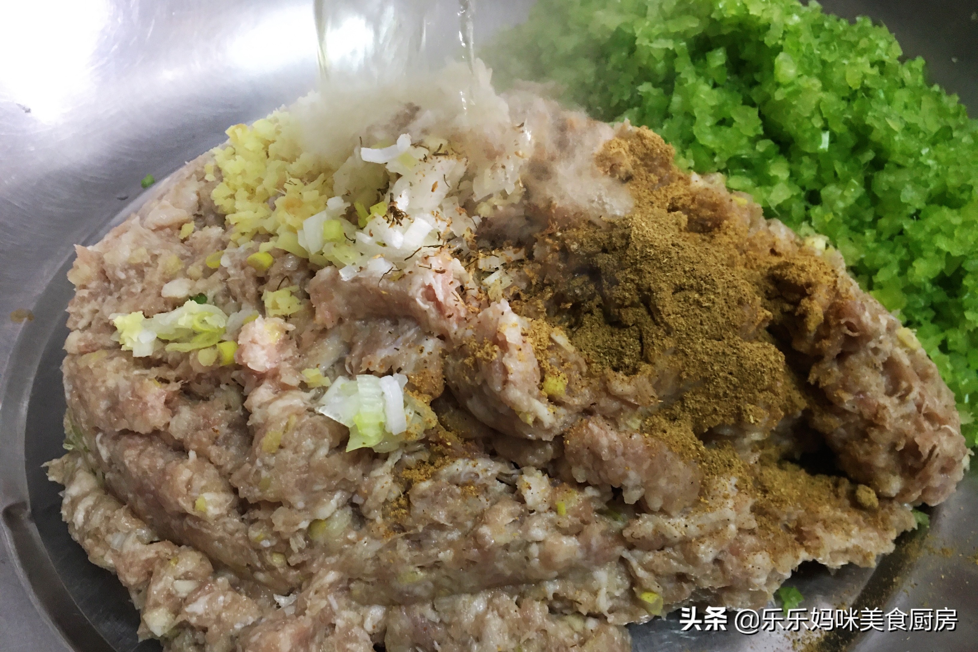 芹菜饺子馅怎么做（牢记3放2不放肉馅鲜嫩多汁）