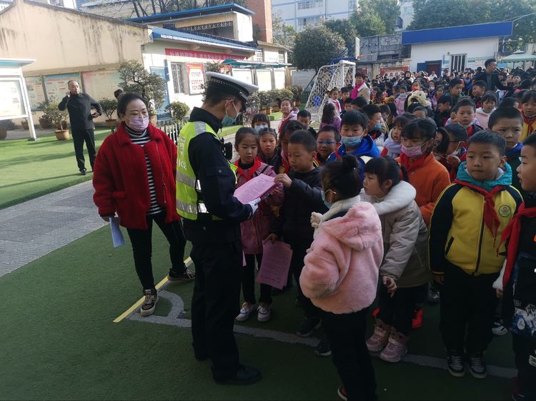 汉中交警开展“戴头盔、保安全”主题宣传教育
