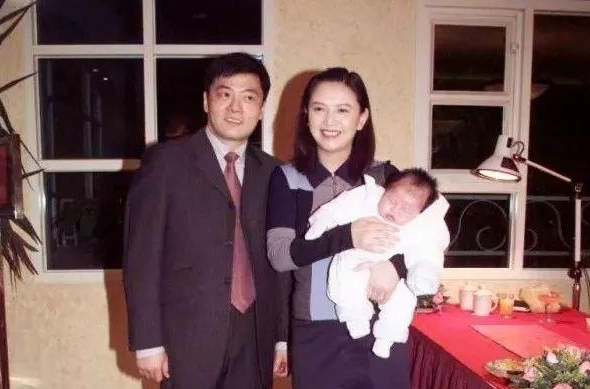 她是梁朝伟前女友，被闺蜜刘嘉玲夺爱，嫁豪门被气走，今54岁仍单身