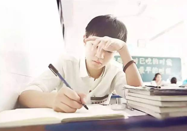 2021年高考在即，妈妈们身穿旗袍花样陪考，满满的“仪式感”