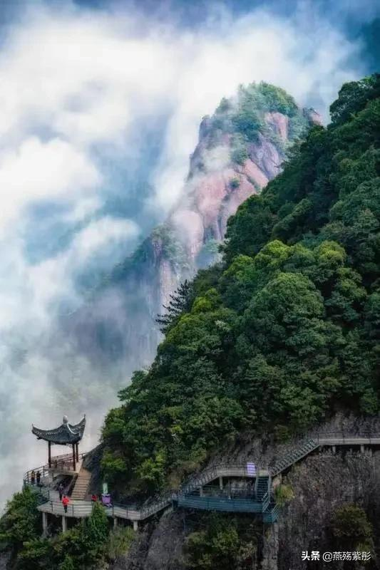 空山新雨后，景色分外娆，竹筏水上行，诗意盎然时，你心动了吗？