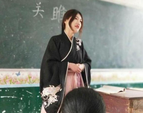 当90后当起老师，穿着汉服lolita教课，课件被表情包霸占