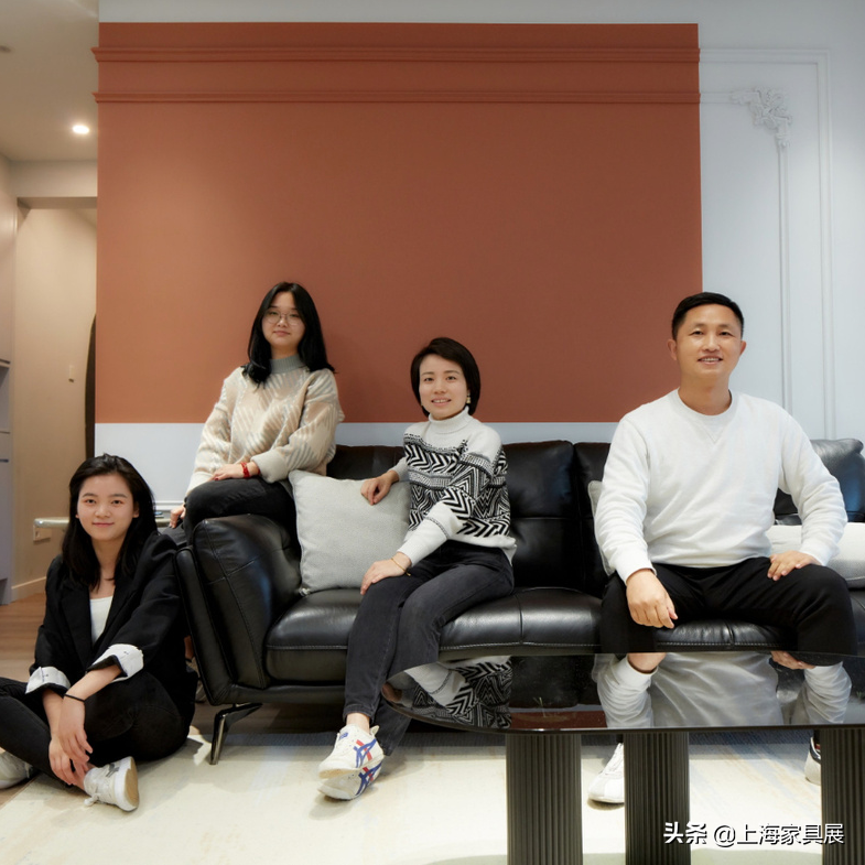 爱马仕橙+蓝跳色，这个150㎡的极简家充满了时尚与活力