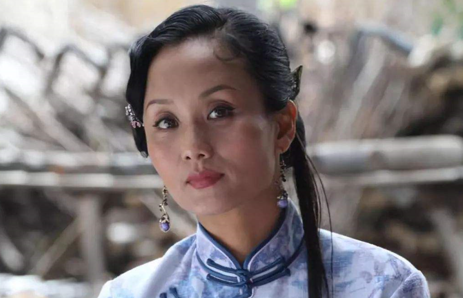 富太太专业户李颖晒化妆视频，52岁保养得宜似少女，曾靠美貌出圈