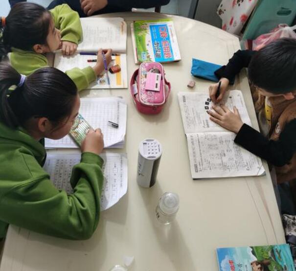 【親子宅設計精選】日本教育家直言：最適合孩子的書桌，很可能在「客廳」里