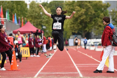 女大学生穿黑丝参加运动会，评论区骂声不断，结果打了不少人的脸